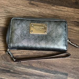 MICHAEL KORS silver wallet/wristlet